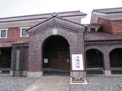 こちらは喜多方市美術館です。
蔵の里と向かい合っていました。