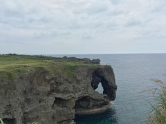 生憎の天気だったが何とか雨が降らずに万座毛が見れた。
