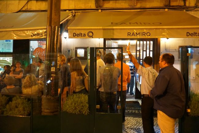 夜の食事です。<br />Cervejaria Ramiro<br /><br />店の前には席が空くの待つ人達が並んでいました。<br />ここは娘のオススメで予約もばっちりです。