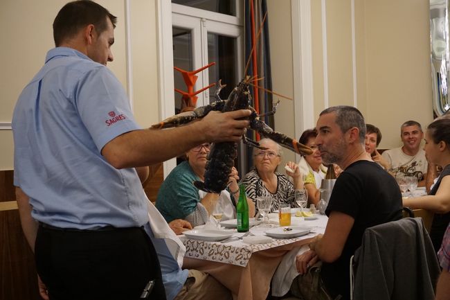 隣のお客さんが注文したロブスー。家族でご来店の様です。