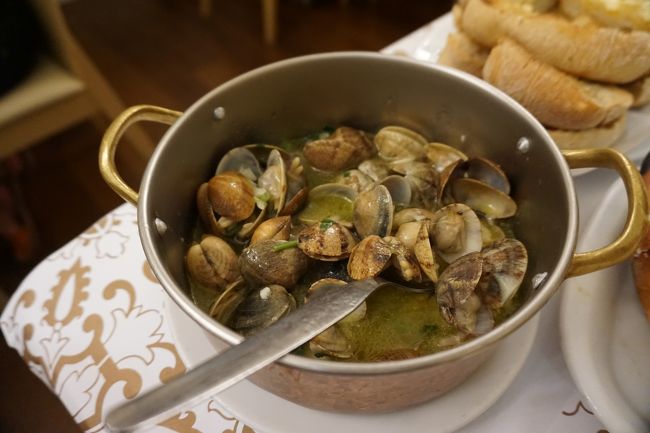 貝を食べた後、鍋の底に残っているスープをパンに浸して、すべて掃除しました。