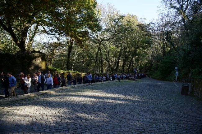 バスで駅から一挙にペーナ宮殿へ。<br />切符売り場の前には、長蛇の列。