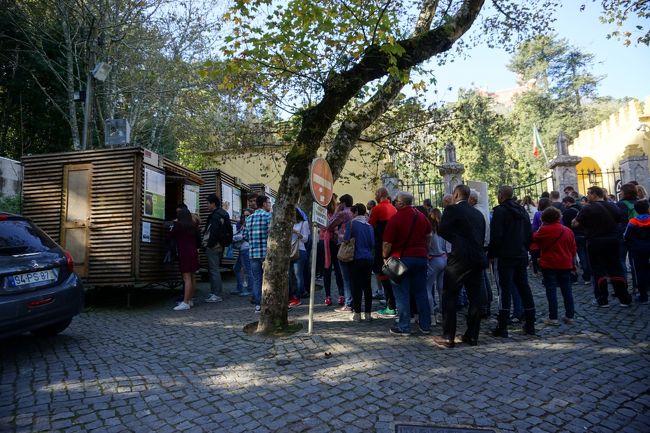 ムーアの城跡で、ペーナ宮殿と王宮の周遊キップを買っておけば、ここで並ぶ必要が無かったとは、日本に帰り娘から聞きました。