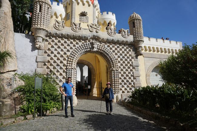 旅行記を読むと、ペーナ宮殿よりムーアの城跡の方が見応えがあるとのこと。<br />宮殿に入り、人を掻き分けサッサと出ることにしました。