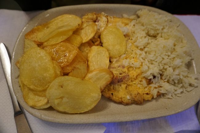 ライスと玉子焼き。玉子焼きとお米で日本食みたいで美味しい！！！<br />醤油があればな。<br /><br />