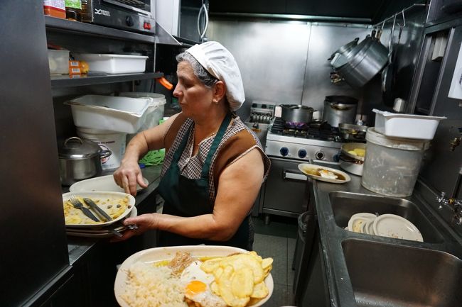 忙しく女性が働いてます。