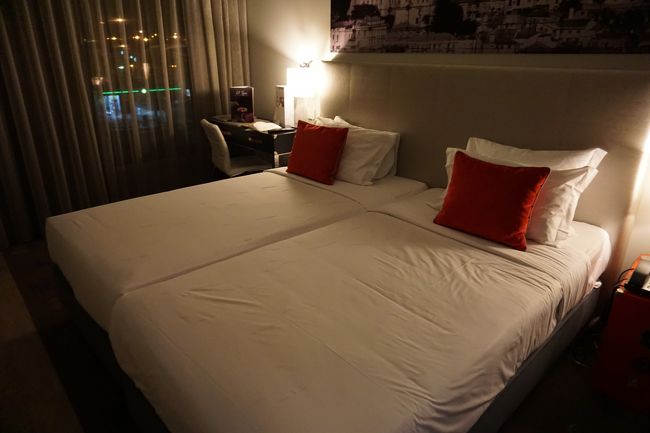 今夜はホテルを移動。<br />明日のフライトがAM05:40ですので、空港近くのホテルへ。<br />ポルトガルに着いた夜も宿泊したTRYP LISBOA AEROPORTOへ。<br />フロントの人が、先日と同じ人でした。覚えてると聞いたら、覚えてるとの事。