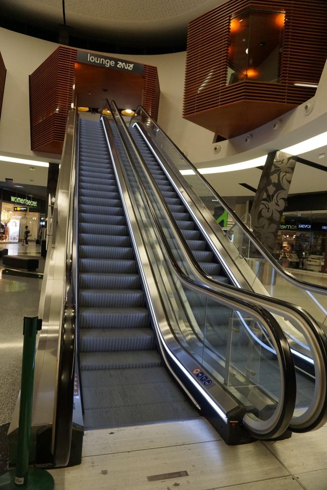 11月1日　朝、ホテルをチェックアウトして、エールフランス航空に荷物を預けて、ホテルへ戻りました。朝食の為です。確か4時30分ごろから朝食を頂けたと思います。<br />空港に戻り、プライオリティパスのラウンジを探訪。このエスカレーターの上にラウンジがあります。AM5時に開きます。