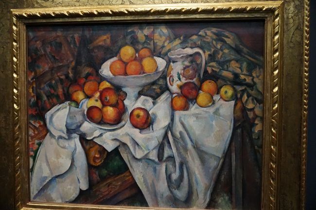 セザンヌ<br />浮世絵から影響を受けたセザンヌは横からみたリンゴも描いています。