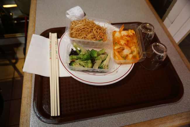 ルーブル美術館の地下のカルーゼル・デュ・ルーヴルにはフードコートがあるとのことで、行きましたが、ほとんど終了してました。<br />それで近辺で食事が出来る所を探していたら、中華の店に出くわしたので、ここで食べるとにしました。