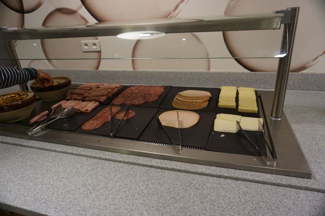 2日の朝。<br />朝食です。<br />かなり広い食堂で、多くの宿泊者でごった返していました。アメリカからの学生の団体や海外からのお客が多いようでした。