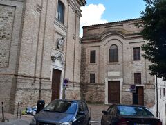 セヴェーロ（ワン君）が連れて行ってくれたのは

サン・セヴェーロ教会、ドゥオモ広場から5分程度の距離です。

左手が教会で開いていませんでしたが、お目当ては写真右手にある15世紀の有名な礼拝堂です。