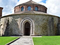 サンタンジェロ教会です。
元は6世紀の神殿が始まりだったと言われているペルージャ最古の建物です。

端に切れている鐘楼は18世紀に建てられました。

ポータルはゴシック様式ですが、これは14世紀にサンタ・マリア・デイ・セルヴィ教会の入り口として造られたものが、サンタンジェロ教会の入り口として1547年に移設されました。