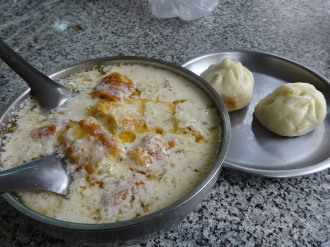 鹹豆漿と肉まんをオーダしました。<br />鹹豆漿は、酸味が少し強めですが、コクはしっかりしていてうまみも十分あります。量もたっぷりとあって、満足度も高いです。あのお店よりも好きかも！です。次回も必ず来ようと思います。<br />ＭＲＴだったら、松山線の台北アリーナ駅が最寄りです。歩いて１０分くらいですが、朝の散歩がてら訪れるにはちょうど良い距離です。