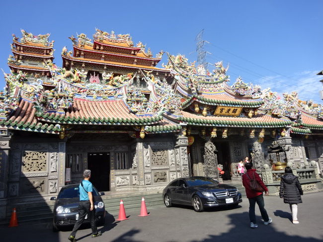 写真ではわかりにくいですが、美しい装飾がされています。<br />さあ、神様にご挨拶へ中に入ります。<br />この入口入ってすぐのところに「媽祖様」がいらっしゃいます。<br />お線香はもらえるようです。