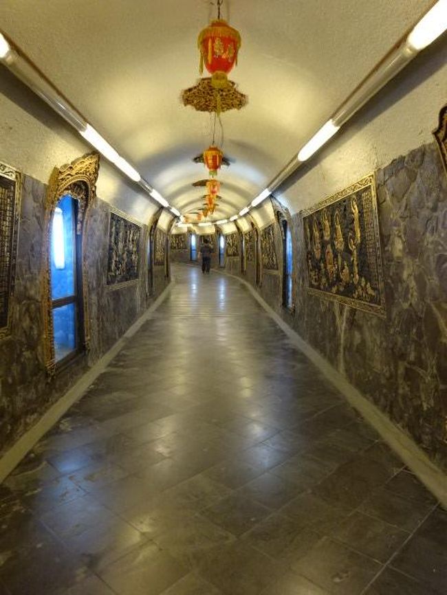 神様にカメラを向けることができない私。「媽祖様」もこの回廊の先に財運の神様天官大帝がいらっしゃいますが、写真におさめるのはやめました。<br />この回廊の壁には、一定の間隔で神様が祀られています。神様に見守られながら、天官大帝さまのところへ向かいます。<br />今年一年元気で働いて、また楽しい旅行ができるようにとお願いをしました。<br />