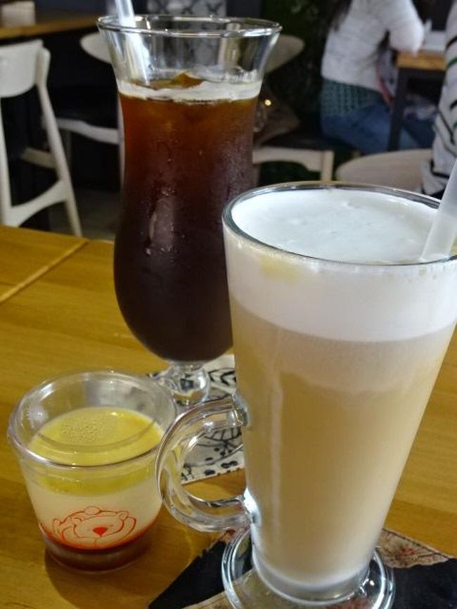 アイスコーヒーとアイスラテ。地元のハチミツを使ったプリンをオーダー。プリンは固めのしっかりしたプリンです。なかなかの美味でした。