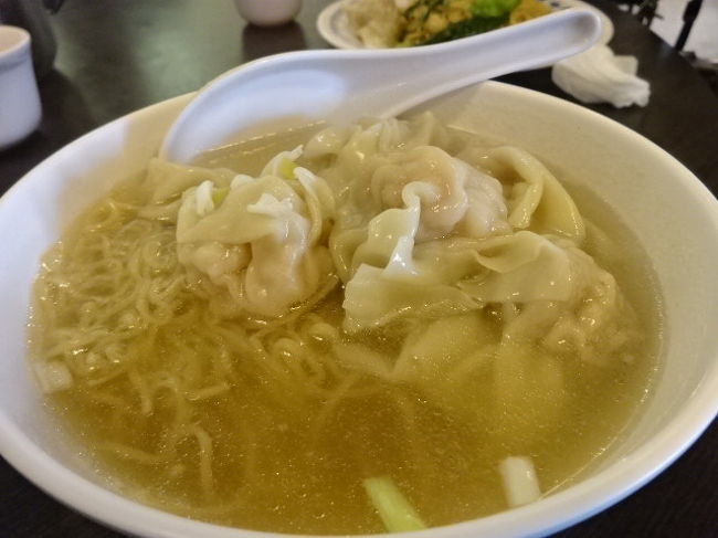 エビワンタン麺。あの香港の特徴的な弾力の強い麺です！あっさりとしたスープと良く合います。<br />香港で食べるよりも、少し薄味に感じました。ずっと飲んでいられるスープです。