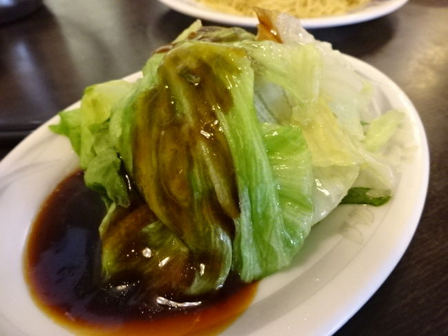 レタスを茹でたやつ。オイスターソースがかかっています。<br />これもかなり美味しで、夫と奪い合うくらい。一人１個ずつ頼んでもよかったかなと言うくらい美味しいです。