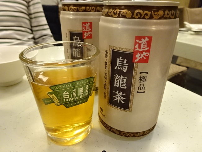 冷たいウーロン茶。