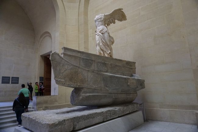 ルーブル美術館へ来ました。ここも入場するまでかなり待たされました。<br /><br />サモトラケのニケ<br /><br />1863年　エーゲ海のサモトラケ島で発掘されました。