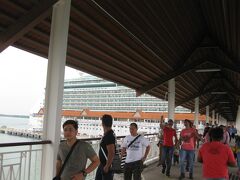 クルーズ２日目、マリナー・オブ・ザ・シーズはマレーシアの港、ポートケランに寄港しました。
10時頃に下船し、事前に予約していた船会社のツアーバスでクアラルンプールへ向かいまいた。