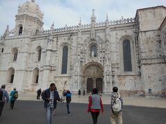 さてさて、そろそろ街歩き開始。
歩いてすぐのトラム乗り場から、トラムを利用してまずは、ベレン地区へ。

そうそう、乗り放題の「Viva Viagem」カードですが、よく磁気が急に読み込めなくなるそうです。
で、その場合、領収書があれば再発行してくれるんですって。
だから、購入時の領収書は必ず持参していた方がベターのようです。
前日のガイドさんからのアドバイスでした。

こちらは、ベレン３大名所の一つ目、ジェロニモス修道院。
有料区域の回廊も見たかったけど、無料部分のみの見学。