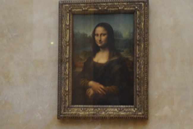 40年ほど前に来た時は、この絵の前に人が、あまり居なくて拍子抜けでした。日本で公開されたら何時間待ちになるでしょうか？<br />本日はソコソコ人垣です。