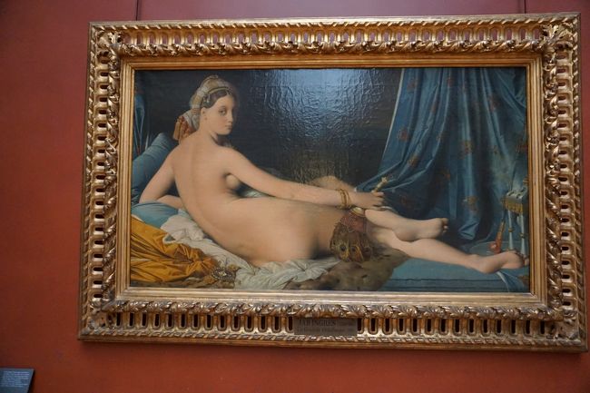 アングル作グランド・オダリスク。<br />アングルがイタリアに留学して、ラファエルから影響を受けてこの絵を描いたそうです。女性の美しさを表現する為、背中が引き延ばされています。当時のパリの批評家に非難される事となりました。