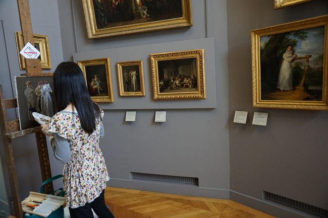 許可を取れば模写が出来ます。許可申請には自分の作品を提出する必要があります。下手だと許可されないのでしょうか？<br />この方は日本人のようでした。