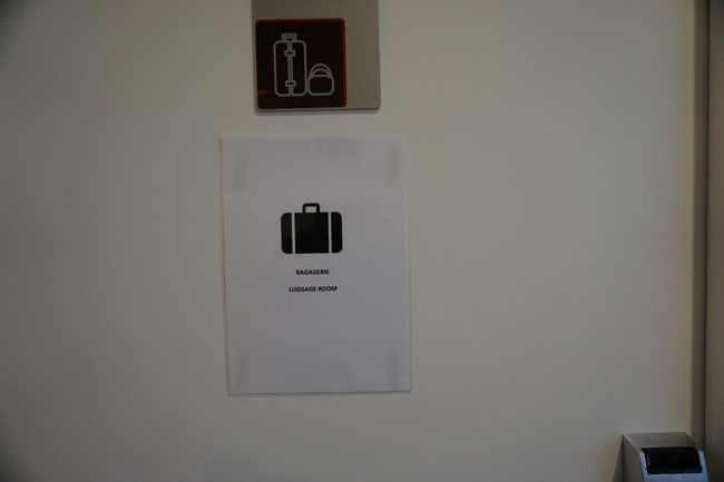 ホテルに戻り、荷物をピックアップ。この荷物室のカギと部屋の鍵は共通でした。<br />このホテルは荷物預りは有料。昨日、朝、荷物を預けて市内へ行きましたが、本日と2回料金を支払いました。