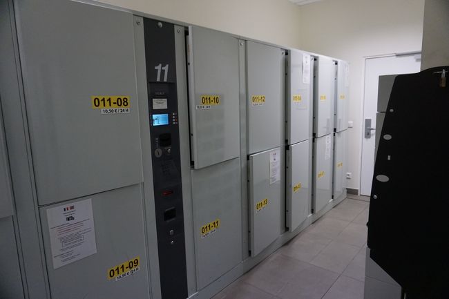 荷物室に入ると，有料ロッカーがあります。