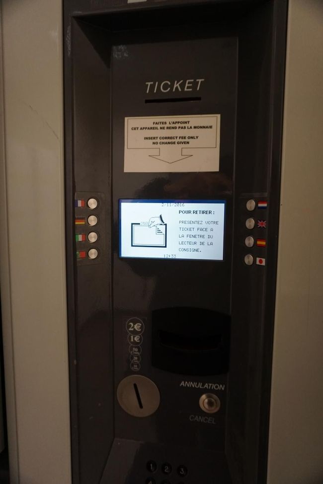 カード払いの方が安のですが、挑戦しましたが支払い出来ませんでした。今日の朝には他の方もトライしてましたが、結局現金で支払っていました。兎も角、ホテルで荷物を預けて、料金を取られた記憶がありません。エディンバラでは友人が泊まったホテルに5人の荷物を快く預かってもらった経験はあります。一つの荷物が10ユーロ近かったと思います。直ぐ近くにノボテルがあるので、トータルでノボテルの方が安かったかも。