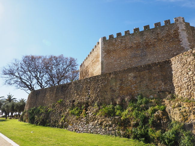 　城跡のようですが、まだ朝が早いためか開いていません。