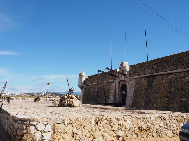 　ここも何かの史跡のようですが、まだ時間前。
