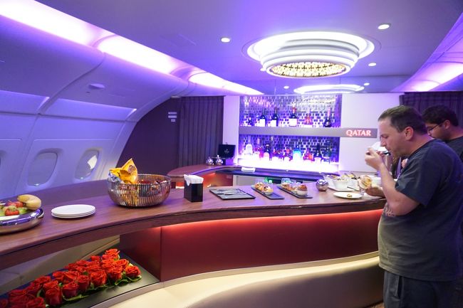 後部のバーで飲んべーが集まっています。