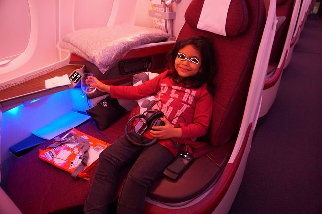 この可愛い子は、家族とラウンジに居りました。エレベーターの中の仕草はしっかり者という感じでした。子供の時から良い席に座れて、幸せな家族ですね。<br />