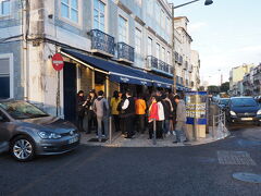 　タマゴタルトの有名店に来ました。先ほどよりはだいぶ行列が減りましたが、それでもテーブルに座って食べるのは難しそうです。