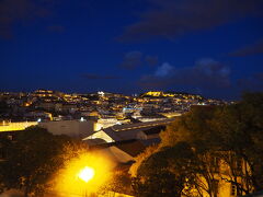 　路線バスでロッシオ広場まで来ました。ここから少し歩き、ケーブルカーのグローリア線でサン・ペドロ・デ・アルカンタラ展望台に登って来ました。
　リスボンの夕景がきれいに見えます。