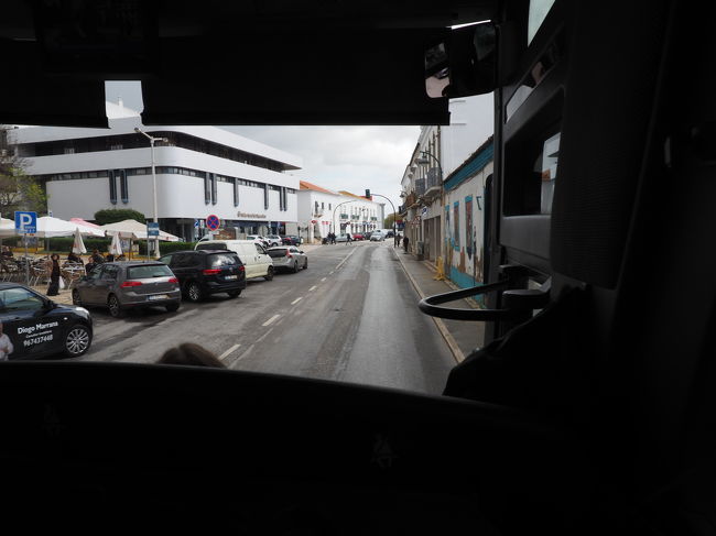 　このバスは座席指定が可能でしたので、一番の前の席を取っておきました。アテンダントさんも乗車しており、飲み物やスナックのサービスもありました。