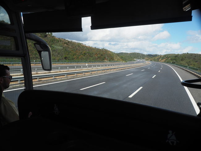 　高速道路を、一路北を目指します。周囲は緑豊か。スペインの乾いた大地とは雰囲気が異なります。