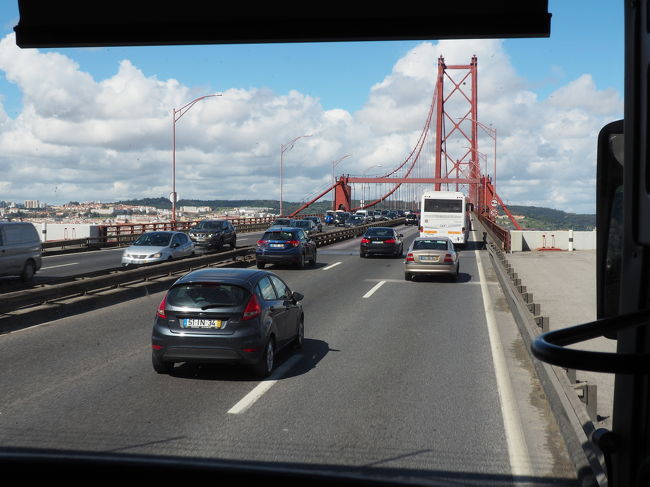 　リスボン市街を流れるテージョ川にかかる４月２５日橋です。この橋を渡ればもうすぐバスターミナルに到着します。