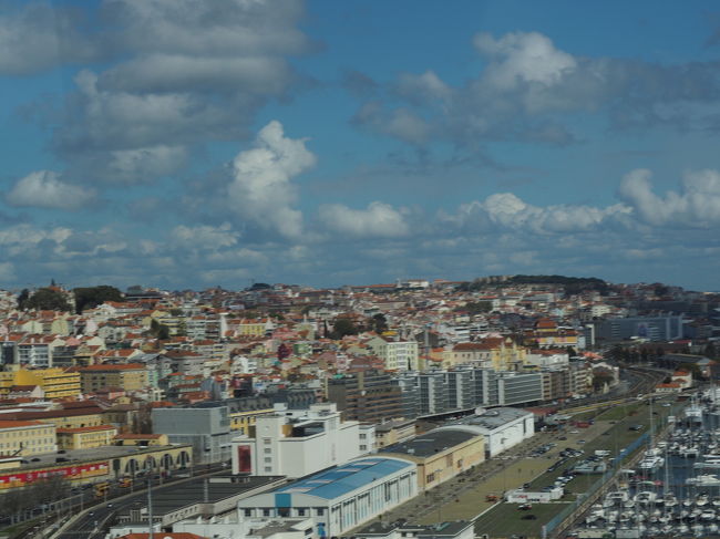 　橋の上からリスボンの中心部を見ることができます。