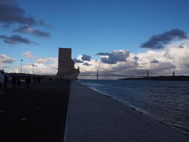 　来た道を再び歩き、発見のモニュメントに戻って来ました。