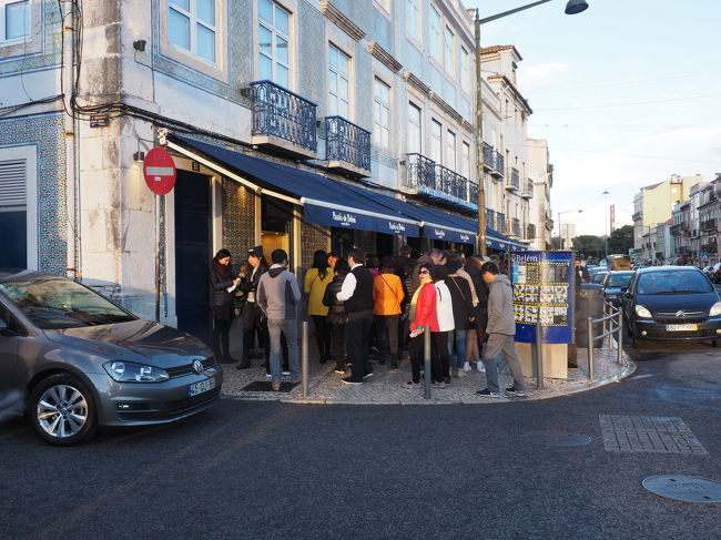 　タマゴタルトの有名店に来ました。先ほどよりはだいぶ行列が減りましたが、それでもテーブルに座って食べるのは難しそうです。