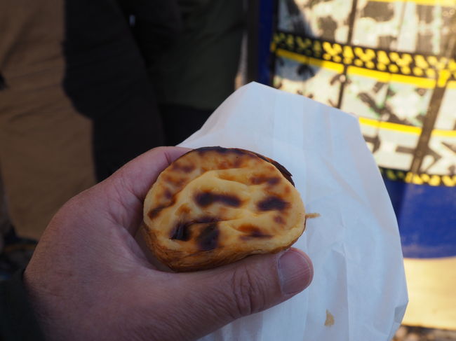 　テイクアウトの列に並び、タマゴタルトを２個ゲット。これを路上で食べるのは至難の技です。せめて店の近くにベンチでもあればと思うのですが・・・。<br />　・・・やわらかい生プディングのタルトのようなもの。一口で食べないと空中分解しそうです。