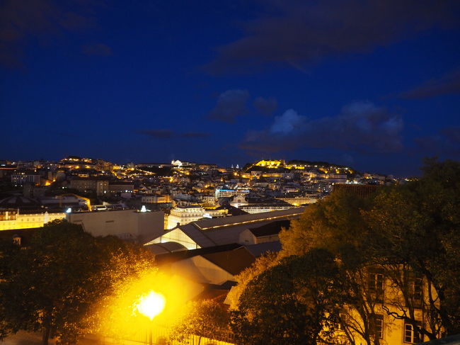 　路線バスでロッシオ広場まで来ました。ここから少し歩き、ケーブルカーのグローリア線でサン・ペドロ・デ・アルカンタラ展望台に登って来ました。<br />　リスボンの夕景がきれいに見えます。