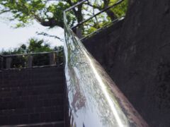ピカピカに磨かれた手すりがある下田公園の坂を上り、開国記念碑を目指す。