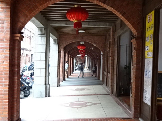 １月３日台北滞在最終日です。この日は朝から曇りで天気予報では雨の予想です。前日までの４日間はお天気に恵まれ過ぎたので、少しくらいの雨は良しとします。<br />ホテルでパッキングをしてチェックアウト。１１時ごろから行動開始しました。<br />ＭＲＴ大橋頭駅から迪化街一段を通って南下します。