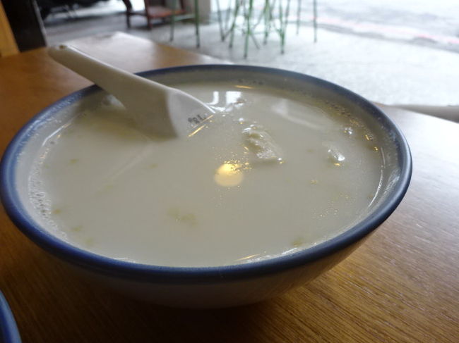 温かい杏仁豆腐（確か５５元）<br />ナッツとスライスした杏仁、豆腐が杏仁茶の中に入っています。<br />